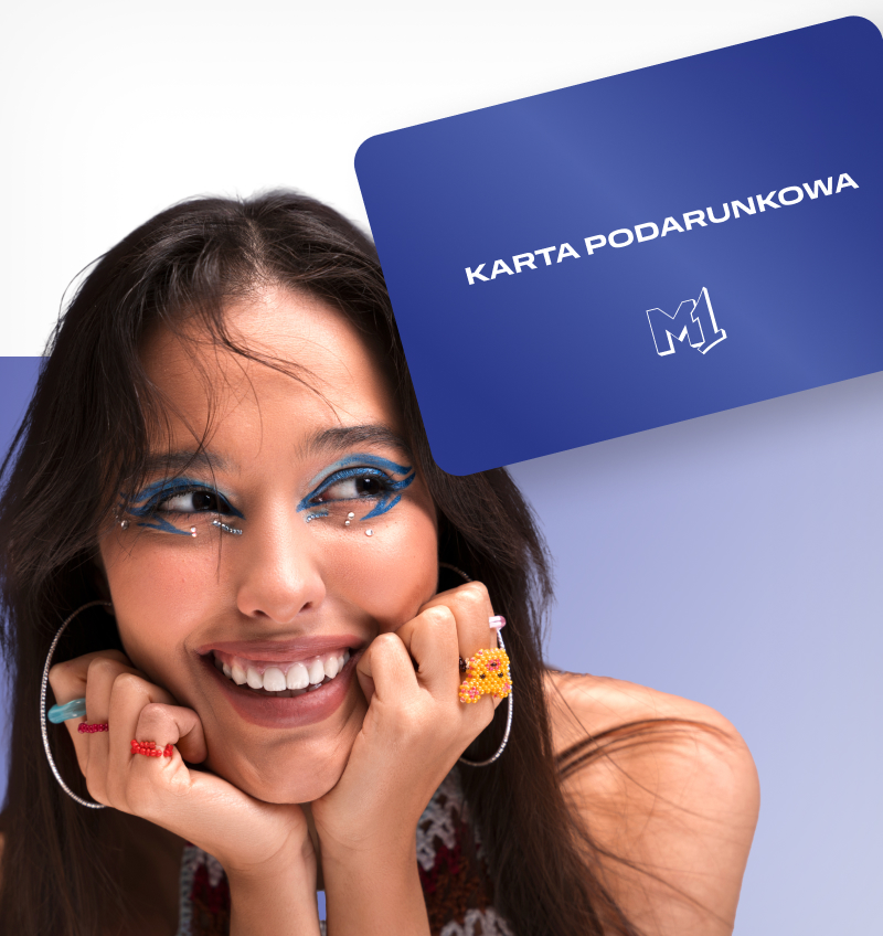 kobieta z kartą podarunkową m1 marki