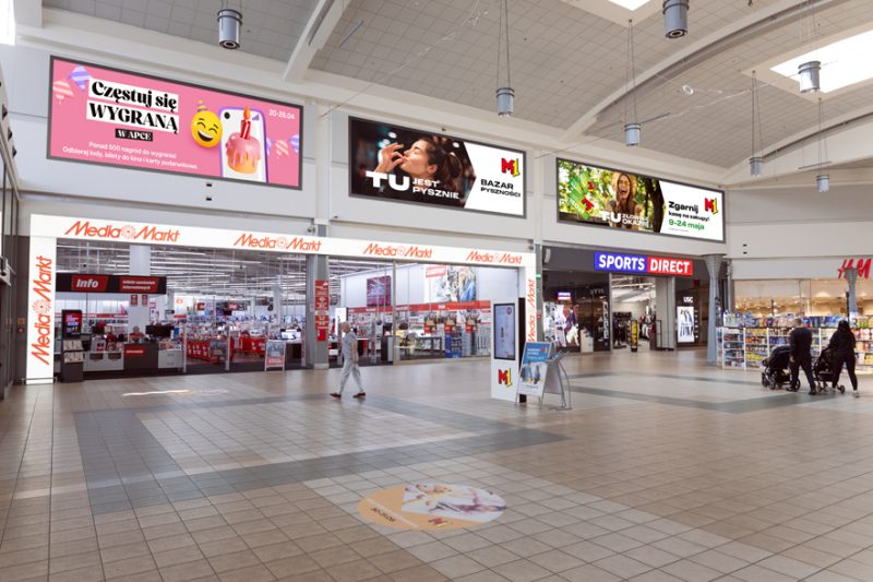 Trzy banery o łącznej powierzchni 84 m2 i wymiarach 7x3m, 9x3m oraz 12x3m zlokalizowane przy MediaMarkt, Sports Direct i H&M