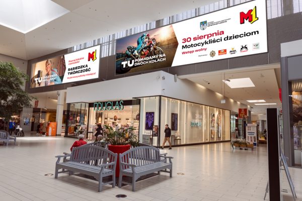 Dwa banery o wymiarach 16x3,5m i łącznej powierzchni reklamowej 112 m2 zlokalizowane przy Douglas, Jysk i Swiss.