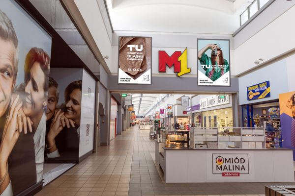 Dwa pionowe banery o łacznej powierzchni 12 m2 i wymiarach 2x3m znajdujące się przy ATAC, Empik, H&M.