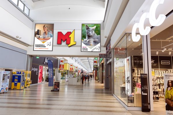 Dwa pionowe banery o łacznej powierzchni 12 m2 i wymiarach 2x3m znajdujące się przy Jysk, CCC, Deichmann.