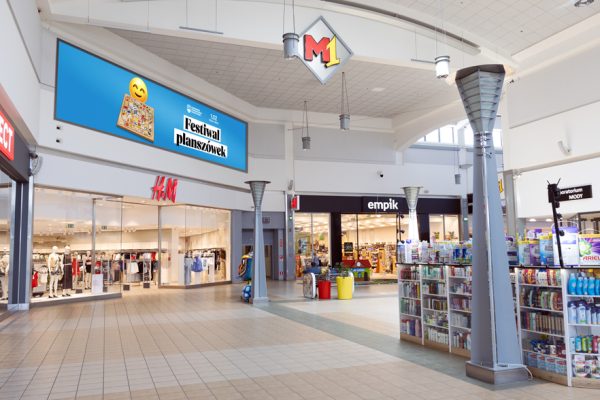 Duży baner o wymiarach 12x3m i łacznej powierzchni 36m2 zlokalizowany przy MediaMarkt, Sports Direct i H&M