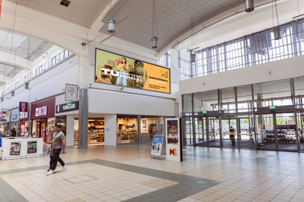Baner reklamowy o wymiarach 10x3m i łącznej powierzchni 30 m2 zlokalizowany przy sklepach ATAC, Apart i Vistula.